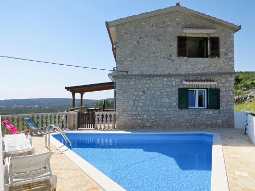 Bazén v ubytovaní Holiday Home Basic by Interhome alebo v jeho blízkosti