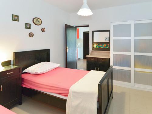 1 dormitorio con 1 cama y TV en Apartment Lila - BRC154 by Interhome en Mirce