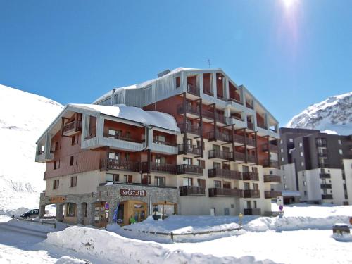 un grand bâtiment dans la neige devant une montagne dans l'établissement Apartment Le Hameau du Borsat - Val Claret-1 by Interhome, à Tignes