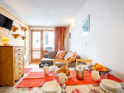 - un salon avec une table et des fruits dans l'établissement Apartment Le Hameau du Borsat - Val Claret-1 by Interhome, à Tignes