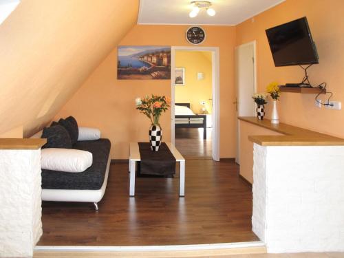 uma sala de estar com um sofá e uma televisão em Apartment Seeblick by Interhome em Verchen