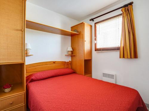 - une petite chambre avec un lit rouge et une fenêtre dans l'établissement Apartment Le Sunset-Cap Sud-12 by Interhome, au Cap d'Agde
