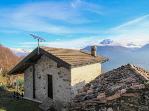 un edificio in pietra con una parabola satellitare sopra di Holiday Home Cascina Ulivi by Interhome a Belmonte