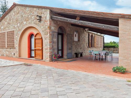 Molino MazzettiにあるHoliday Home Le Palaie - 'Fienile' by Interhomeの石造りの家(パティオ、テーブル付)