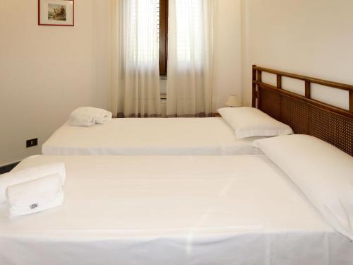 コスタ・レイにあるHoliday Home Rei Sole - REI304 by Interhomeのベッドルーム1室(白いシーツが備わるベッド2台付)