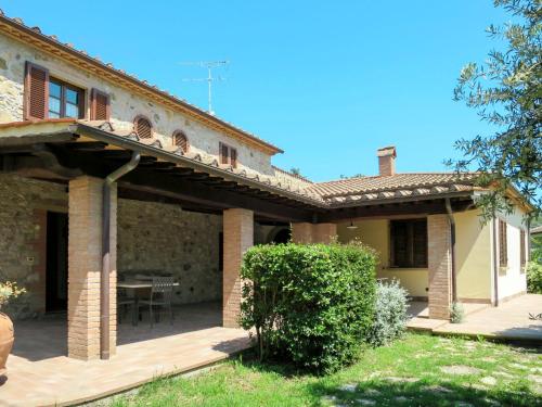 una vista esterna di una casa con patio di Apartment Tortora by Interhome a Santa Luce