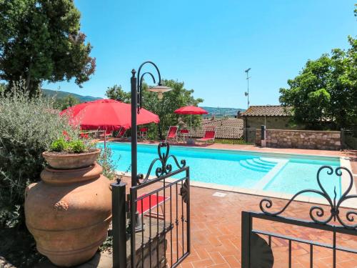 Villa con piscina y puerta con valla en Apartment Tortora by Interhome, en Santa Luce
