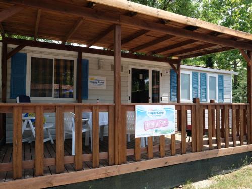 una pantalla en el porche con toldo en una casa en Holiday Home Rosapineta Camping Village-2 by Interhome en Rosapineta