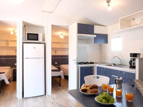 A kitchen or kitchenette at Holiday Home Rosapineta Camping Village-2 by Interhome