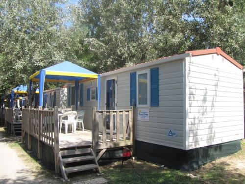 ein weißes, kleines Haus mit einer Veranda und einem Zelt in der Unterkunft Holiday Home Balatontourist Füred-1 by Interhome in Balatonfüred