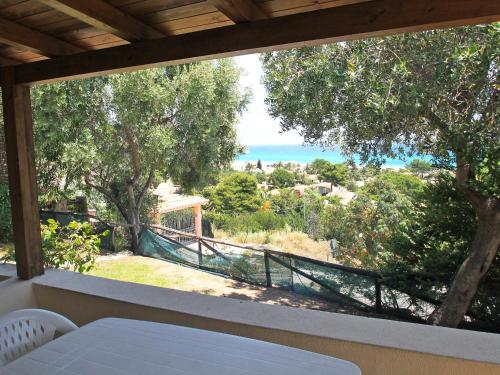 コスタ・レイにあるHoliday Home Belvedere Trilo by Interhomeの家のバルコニーから海の景色を望めます。