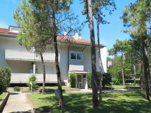 リニャーノ・サッビアドーロにあるApartment Parco Hemingway-2 by Interhomeの目の前に木々が植えられた白い家