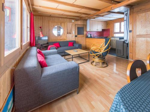 Photo de la galerie de l'établissement Chalet Chalet de la Vue des Alpes by Interhome, à La Vue des Alpes