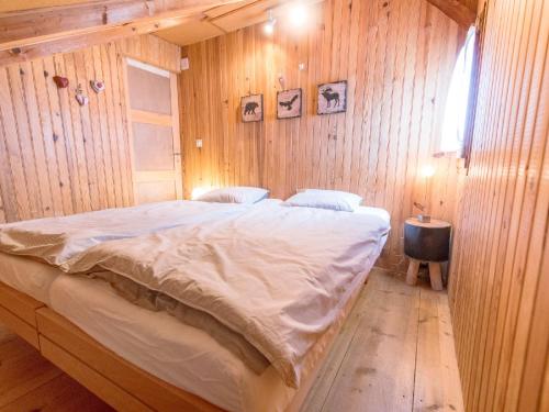 Cama o camas de una habitación en Chalet Chalet de la Vue des Alpes by Interhome