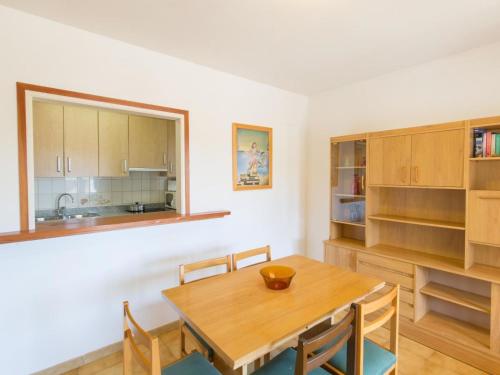 ベグールにあるApartment Apartament Isern Dalt by Interhomeのキッチン、ダイニングルーム(木製のテーブルと椅子付)
