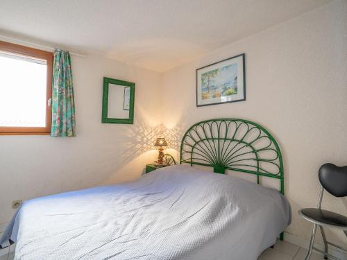 ein Schlafzimmer mit einem Bett, einer Lampe und einem Fenster in der Unterkunft Holiday Home Les Cristallines-3 by Interhome in Cap d'Agde
