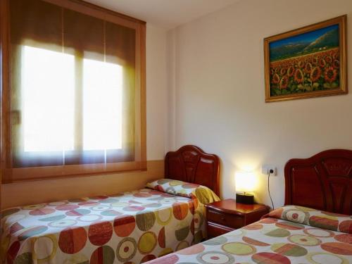 ベグールにあるHoliday Home Golf Relax 4 dorm by Interhomeのベッドルーム1室(ベッド2台、窓付)