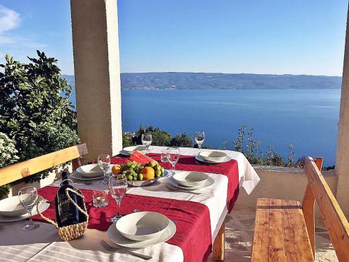 uma mesa com copos de vinho e comida numa mesa com vista em Holiday Home Juraj by Interhome em Jesenice