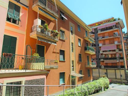ラパッロにあるApartment Cristina by Interhomeのオレンジ色のアパートメントビル(バルコニー付)