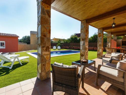 un jardín con patio y piscina en Holiday Home Montverde by Interhome en Santa Ceclina
