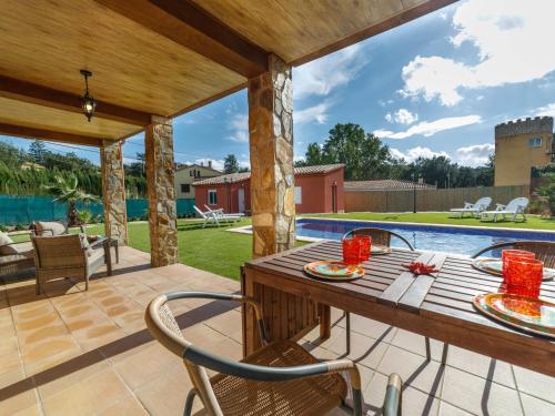 un patio con mesa, sillas y piscina en Holiday Home Montverde by Interhome en Santa Ceclina