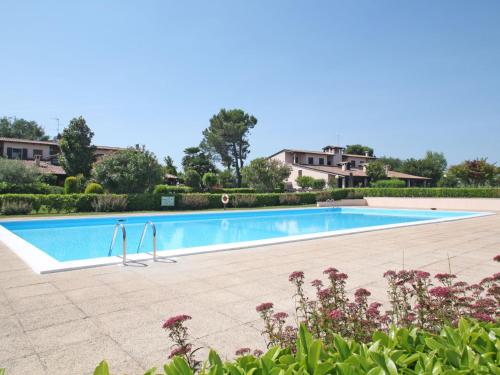una piscina en una villa con jardín en Holiday Home Il Portale di Arturo by Interhome, en Pozzolengo
