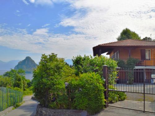 une maison avec une clôture et une vue sur la montagne dans l'établissement Holiday Home Rossella by Interhome, à Castelveccana