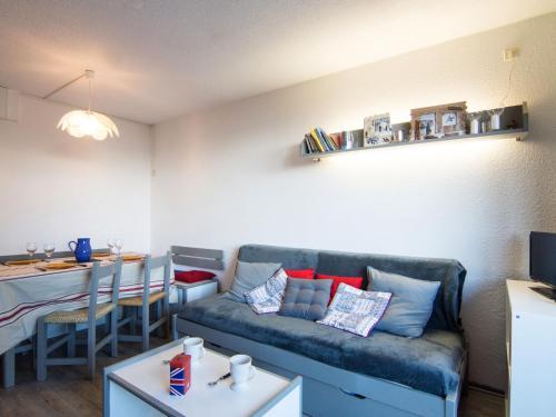 sala de estar con sofá y mesa en Apartment Pegase Phenix-62 by Interhome, en Le Corbier