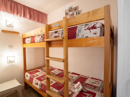una camera con 2 letti a castello di Apartment Le Hameau du Borsat-8 by Interhome a Tignes