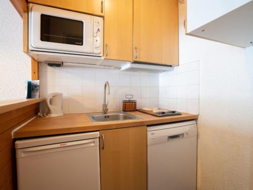 Dapur atau dapur kecil di Apartment Le Hameau du Borsat - Val Claret-9 by Interhome