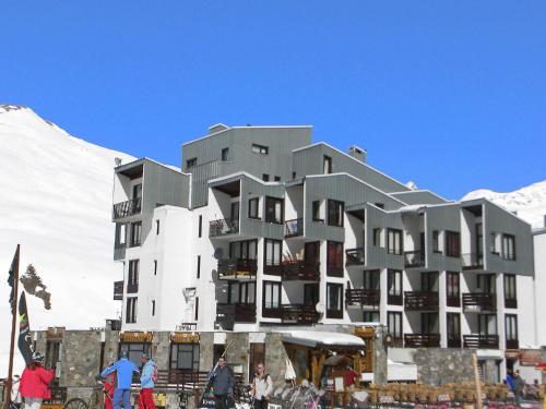 un grand bâtiment au sommet d'une montagne enneigée dans l'établissement Studio Le Sefcotel - Val Claret-22 by Interhome, à Tignes