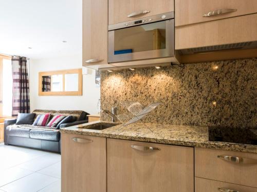 une cuisine avec un évier et un micro-ondes dans l'établissement Studio Le Sefcotel - Val Claret-22 by Interhome, à Tignes