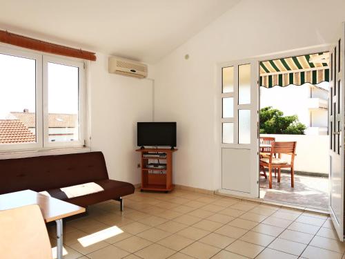 TV a/nebo společenská místnost v ubytování Apartment Andrea-1 by Interhome