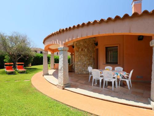 eine Terrasse mit einem Tisch und Stühlen auf einem Haus in der Unterkunft Holiday Home Rei Sole - REI301 by Interhome in Costa Rei