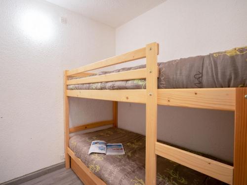 un lit superposé en bois dans une petite pièce dans l'établissement Studio Lunik Orion-28 by Interhome, au Corbier
