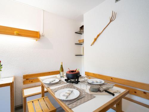 - une table avec des assiettes, un bol et un whisky dans l'établissement Studio Lunik Orion-28 by Interhome, au Corbier