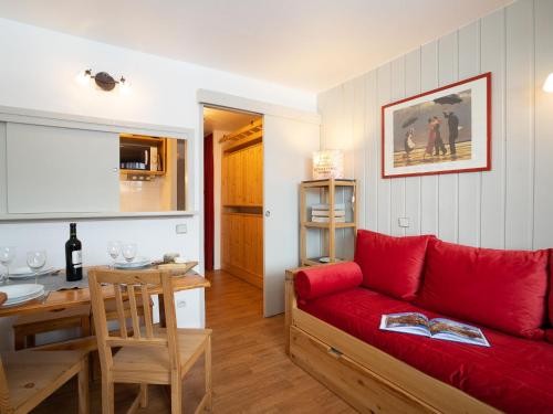 un salon avec un canapé rouge et une table dans l'établissement Studio Le Hameau du Borsat - Val Claret-11 by Interhome, à Tignes