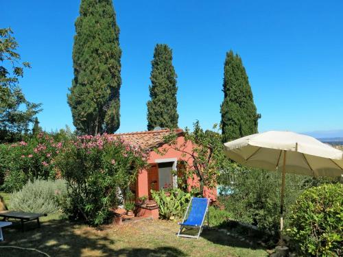 dom z niebieskim krzesłem i parasolką w obiekcie Holiday Home Castagni II - OCT101 by Interhome w mieście Orciatico