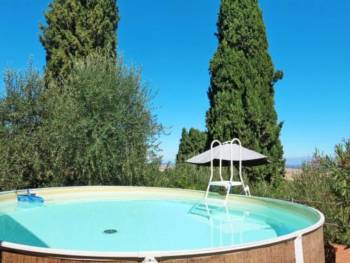 wanna z hydromasażem z parasolem i drzewami w obiekcie Holiday Home Castagni II - OCT101 by Interhome w mieście Orciatico