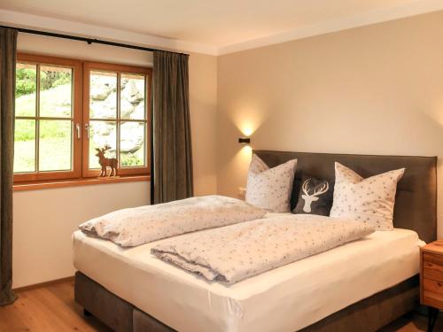 Postel nebo postele na pokoji v ubytování Apartment Chalet Edelweiß by Interhome