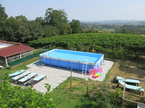 einen Blick über den Pool im Garten in der Unterkunft Holiday Home La Meridiana-1 by Interhome in San Damiano dʼAsti