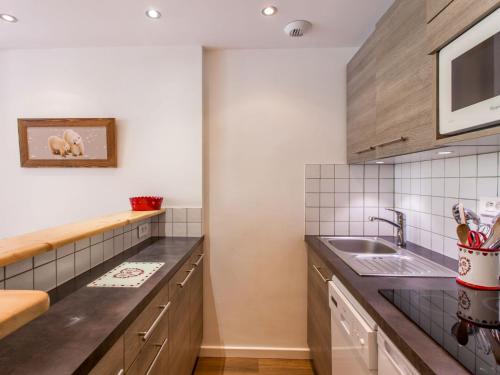 une cuisine avec un évier et un comptoir dans l'établissement Studio Le Borsat - Val Claret-14 by Interhome, à Tignes