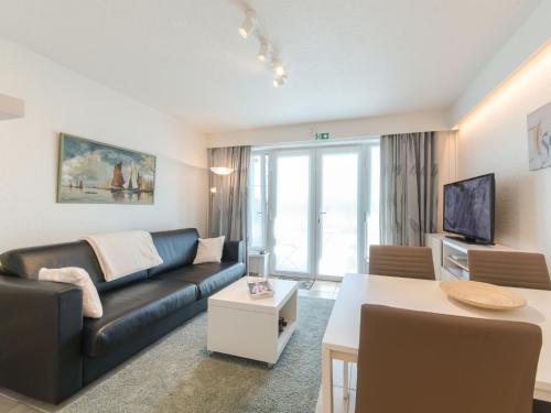 TV a/nebo společenská místnost v ubytování Apartment Isabelle with parking and shared pool by Interhome