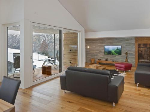 sala de estar con sofá y mesa en Apartment Sera Lodge- Wohnung Bietschhorn by Interhome en Grächen