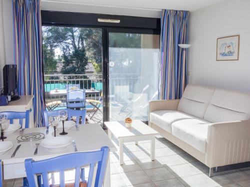 un salon avec un canapé et une table dans l'établissement Apartment La Marina by Interhome, à Bandol