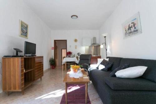 een woonkamer met een bank en een tafel bij Apartment Anita in Dubrovnik