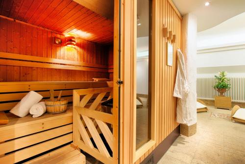 sauna z drewnianymi ścianami i drewnianymi drzwiami w obiekcie Hotel Villa Geyerswörth w mieście Bamberg