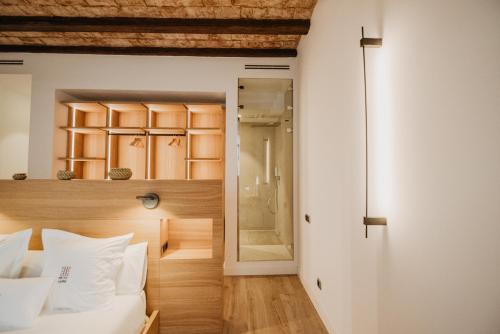 1 dormitorio con 1 cama y ducha a ras de suelo en Petit Luxe St. Pere en Terrassa