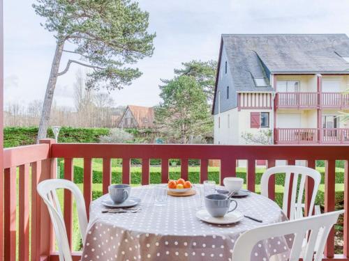 une table avec un bol de fruits sur un balcon dans l'établissement Studio L'Orée de Deauville by Interhome, à Tourgéville