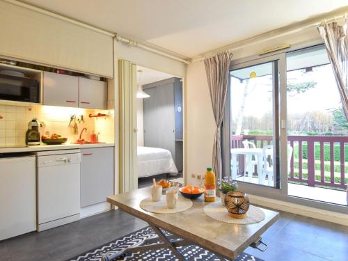 Kuchyň nebo kuchyňský kout v ubytování Studio L'Orée de Deauville by Interhome
